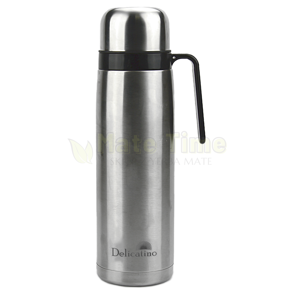 Termos ze stali nierdzewnej z dzióbkiem do yerba mate. Na termosie logo Delicatino.