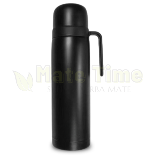 Czarny termos ze stali nierdzewnej z dzióbkiem do yerba mate. Na termosie logo Delicatino.